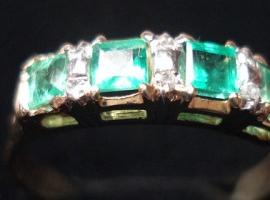 Женское золотое кольцо с квадратными изумрудами и круглыми бриллиантами сделано на заказ